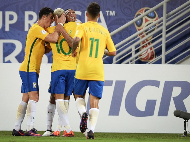 Jogadores do Brasil  comemoram o terceiro gol sobre a Bolívia, na Arena das Dunas em Natal