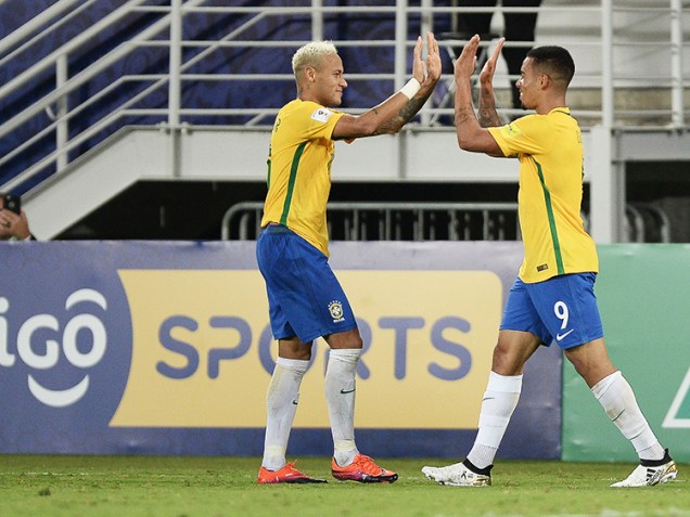 Neymar comemora com Gabriel Jesus após marcar o primeiro gol do Brasil sobre a Bolívia, na Arena das Dunas em Natal