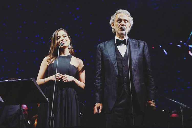 Anitta canta junto com Andrea Bocelli, durante a passagem da turnê do tenor em Curitiba (PR)