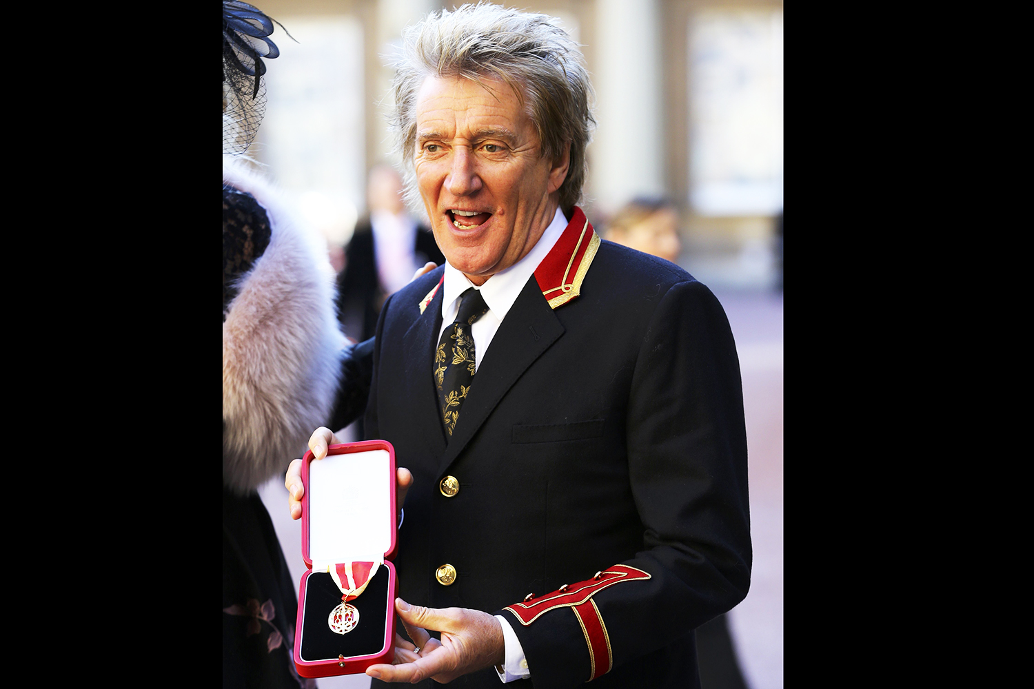O cantor Rod Stewart é nomeado cavaleiro em cerimônia reaizada no Palácio de Buckingham, em Londres - 11/10/2016