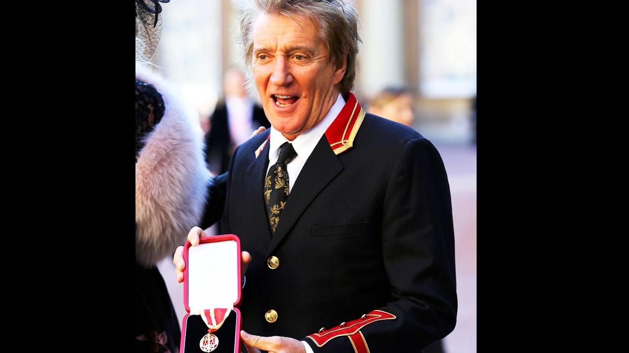 O cantor Rod Stewart é nomeado cavaleiro em cerimônia reaizada no Palácio de Buckingham, em Londres - 11/10/2016