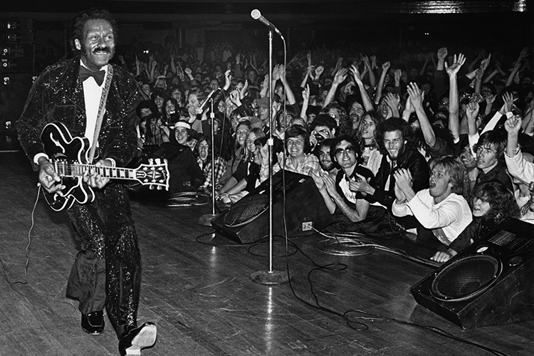 O guitarrista americano Chuck Berry durante apresentação em Hollywood, Califórnia - 1980