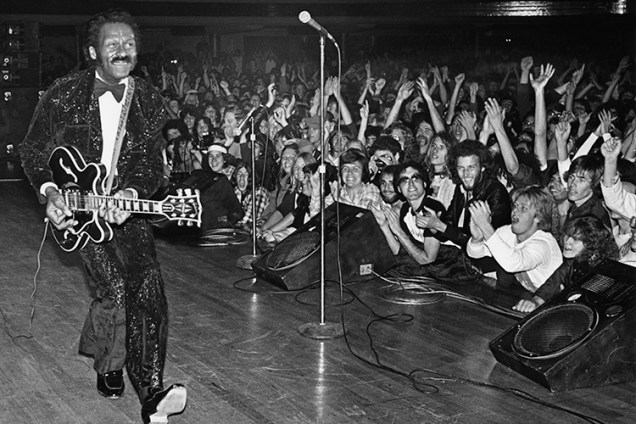 O guitarrista americano Chuck Berry durante apresentação em Hollywood, Califórnia - 1980