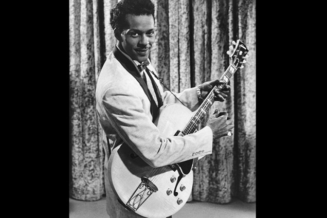 O guitarrista Chuck Berry durante as gravações do filme 'Go Johnny Go', em Los Angeles, Califórnia- 1959