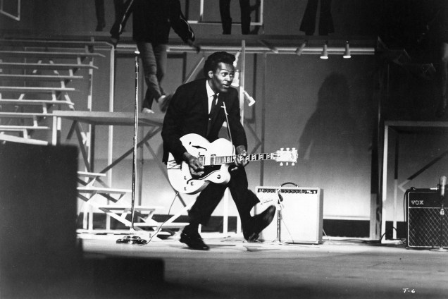 O guitarrista Chuck Berry realiza apresentação em Santa Monica, no estado americano da Califórnia - 29/12/1964