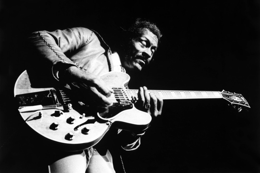 O guitarrista Chuck Berry durante ensaio - 1970