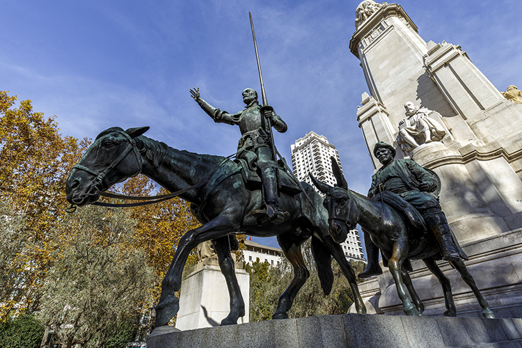 Estátuas de Dom Quixote de La Mancha e Sancho Pança, em Madri, na Espanha - 16/05/2016