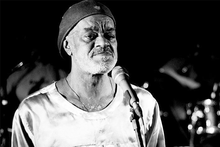 O músico Erasto Vasconcelos, irmão de Naná Vasconcelos, morre aos 70 anos, vítima de parada cardíaca