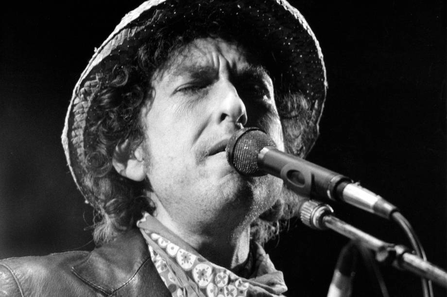 Bob Dylan durante apresentação no Estádio Olímpico de Munique, na Alemanha, em 1984