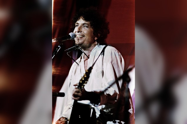 Bob Dylan durante apresentação no Estádio John F Kennedy nos Estados em 1985