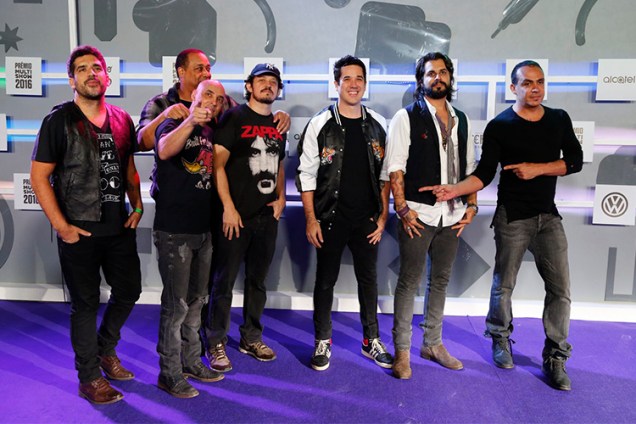 A banda Jota Quest chega ao Prêmio Multishow 2016, realizado no Rio de Janeiro (RJ)