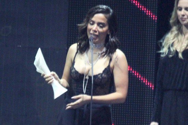 Anitta recebe o prêmio de melhor show, no Prêmio Multishow 2016, realizado no Rio de Janeiro (RJ)