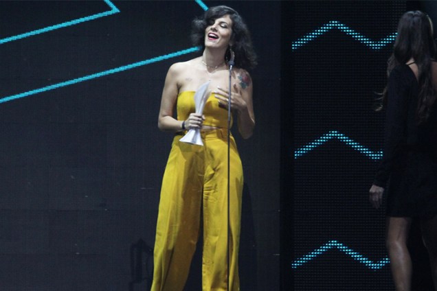 A cantora Céu é premiada por melhor disco, melhor versão e melhor direção e fotografia, pelo clipe de "Perfume do Invisível", no Prêmio Multishow 2016, realizado no Rio de Janeiro (RJ)