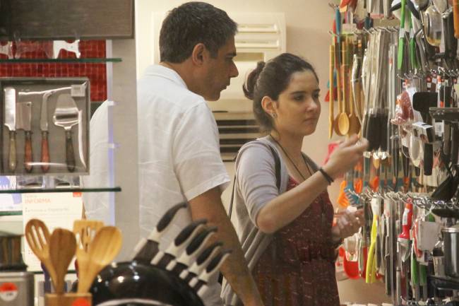 William Bonner faz compras com sua filha no Shopping Fashion Mall, no Rio de Janeiro (RJ)