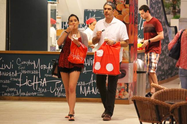 William Bonner faz compras com sua filha no Shopping Fashion Mall, no Rio de Janeiro (RJ)