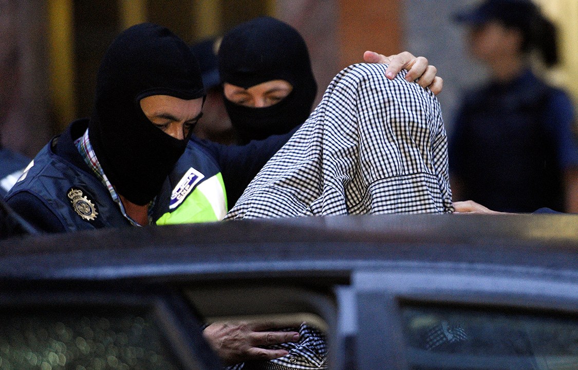 Polícia Federal espanhola prende homem acusado de fazer parte do Estado Islâmico, em Gijón, na Espanha