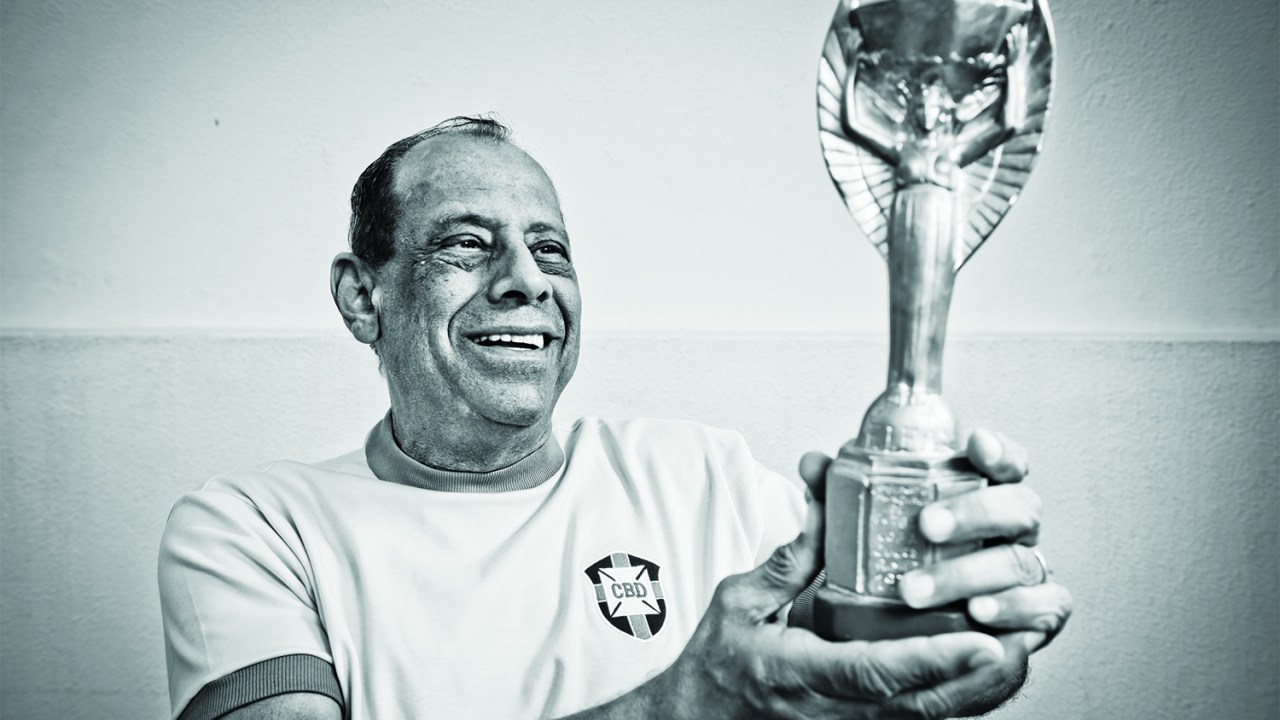 Carlos Alberto Torres segurando réplica da Taça Jules Rimet