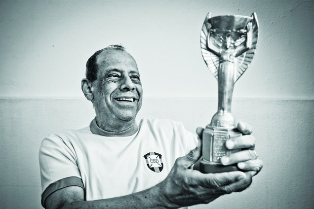 Carlos Alberto Torres segurando réplica da Taça Jules Rimet