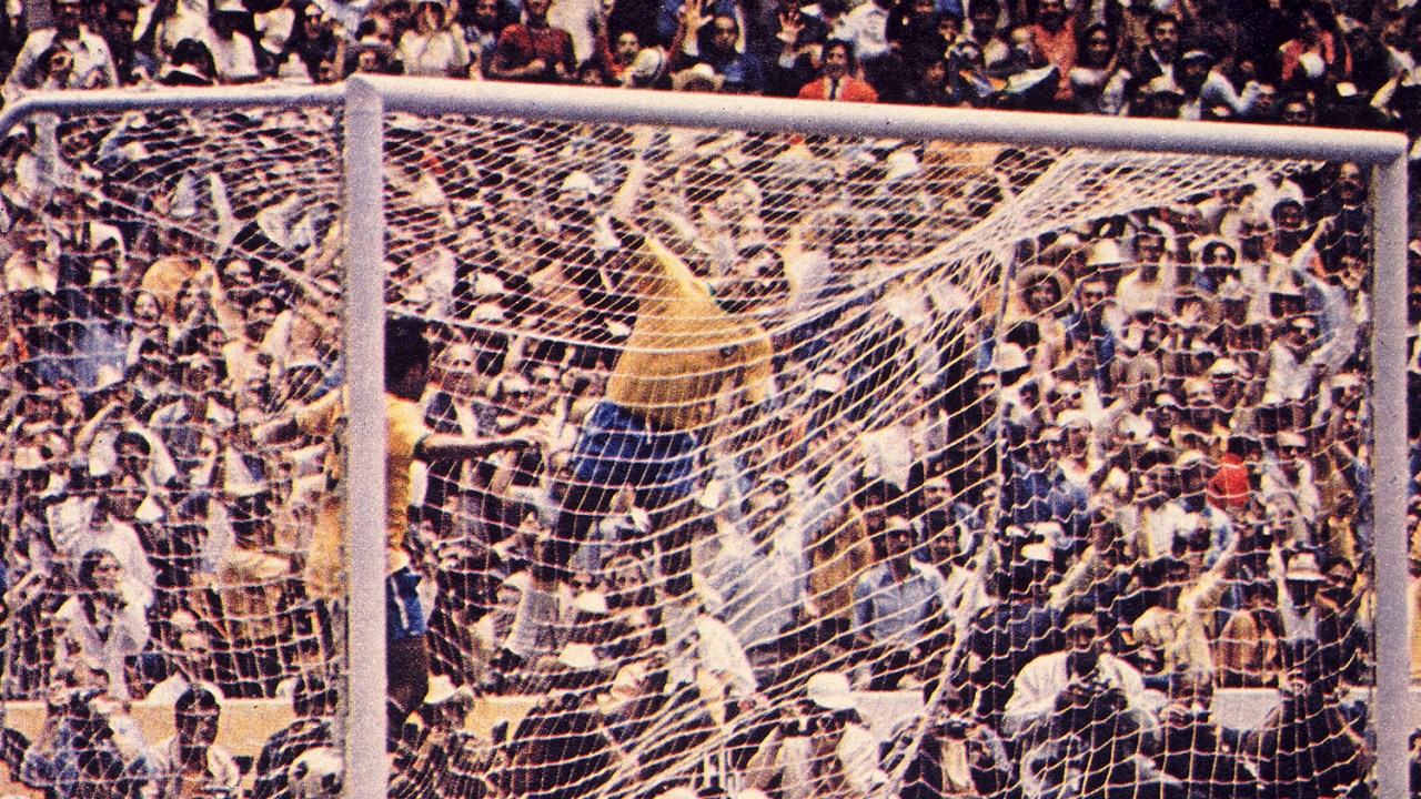 Carlos Alberto Torres comemorando gol contra a Itália durante a Copa do Mundo de Futebol - 1970