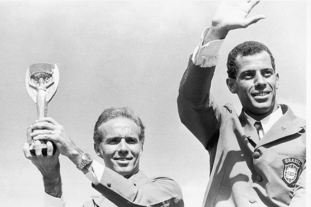 Zagallo, técnico do Brasil, segurando a Taça Jules Rimet, ao lado do capitão Carlos Alberto, durante desfile em carro aberto, na comemoração da conquista da Copa do Mundo de Futebol - 1970