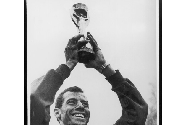 Carlos Alberto Torres, capitão da Seleção Brasileira de Futebol, erguendo a Taça Jules Rimet, conquistada na Copa do Mundo de 1970
