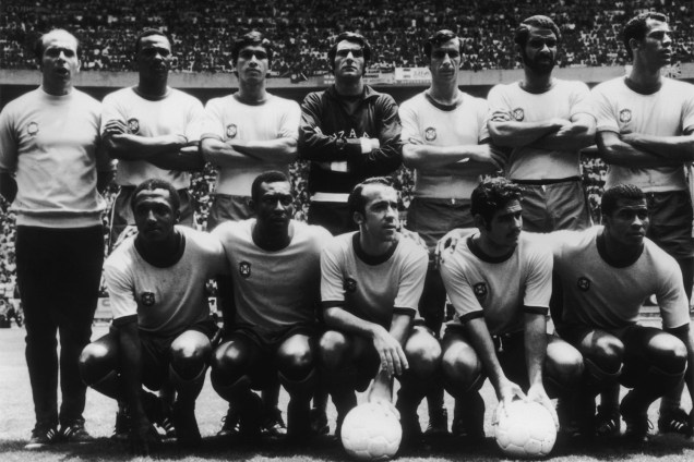 Equipe da Seleção Brasileira na Copa do Mundo de 1970: Carlos Alberto (segundo da esquerda para a direita, em pé), Sócrates, Paolo Cesar, Pelé, Tostão, Rivelino e Jairzinho