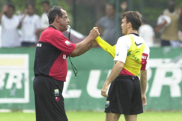 Carlos Alberto Torres, técnico do Flamengo, ao lado de Petkovic, durante treino - 2001