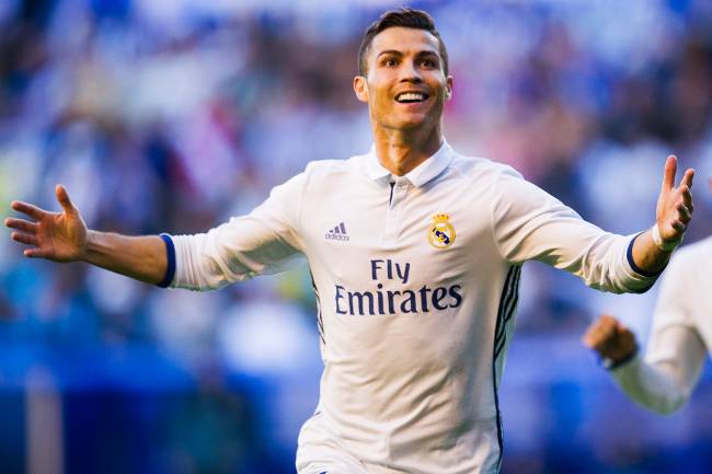 O jogador Cristiano Ronaldo, do Real Madrid, comemora após marcar gol em partida contra o Deportivo Alavés, válida pela La Liga, realizada no estádio de Mendizorroza, na Espanha - 29/10/2016