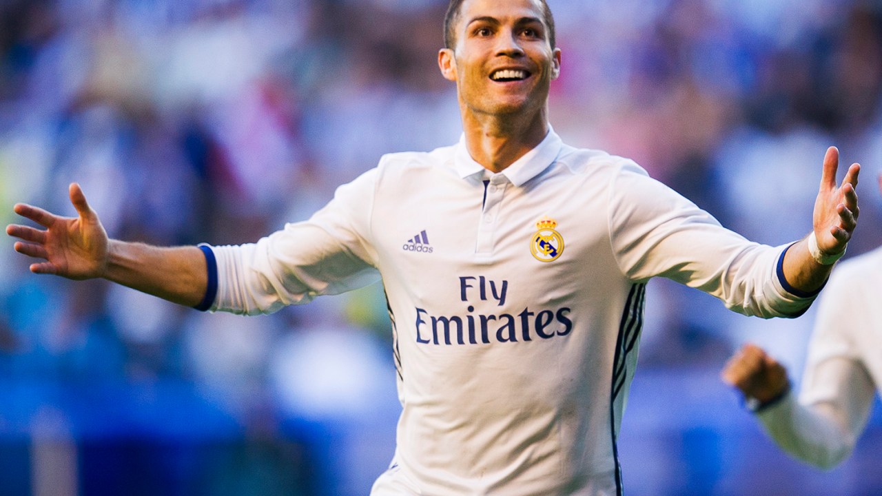 O jogador Cristiano Ronaldo, do Real Madrid, comemora após marcar gol em partida contra o Deportivo Alavés, válida pela La Liga, realizada no estádio de Mendizorroza, na Espanha - 29/10/2016