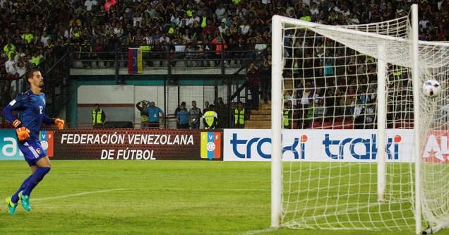 O goleiro Daniel Hernandez, da Venezuela, lamenta gol marcado por Gabriel Jesus