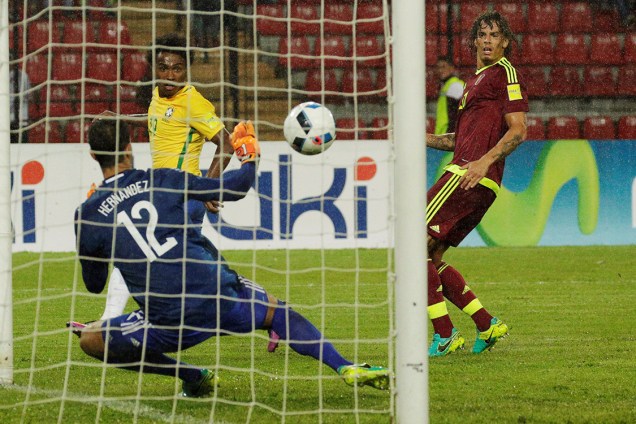 William marca o segundo gol do Brasil sobre a Venezuela pelas Eliminatórias da Copa, em Merida