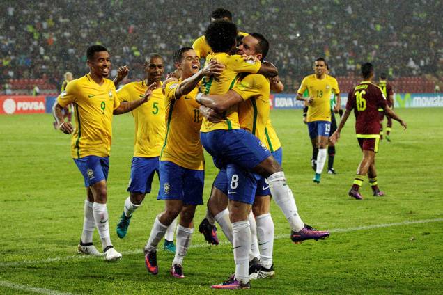 Jogadores do Brasil comemoram gol sobre a Venezuela pelas Eliminatórias da Copa, em Merida