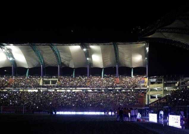 Refletores do estádio Metropolitano se apagam durante o jogo entre Brasil e Venezuela, pelas Eliminatórias da Copa, em Merida