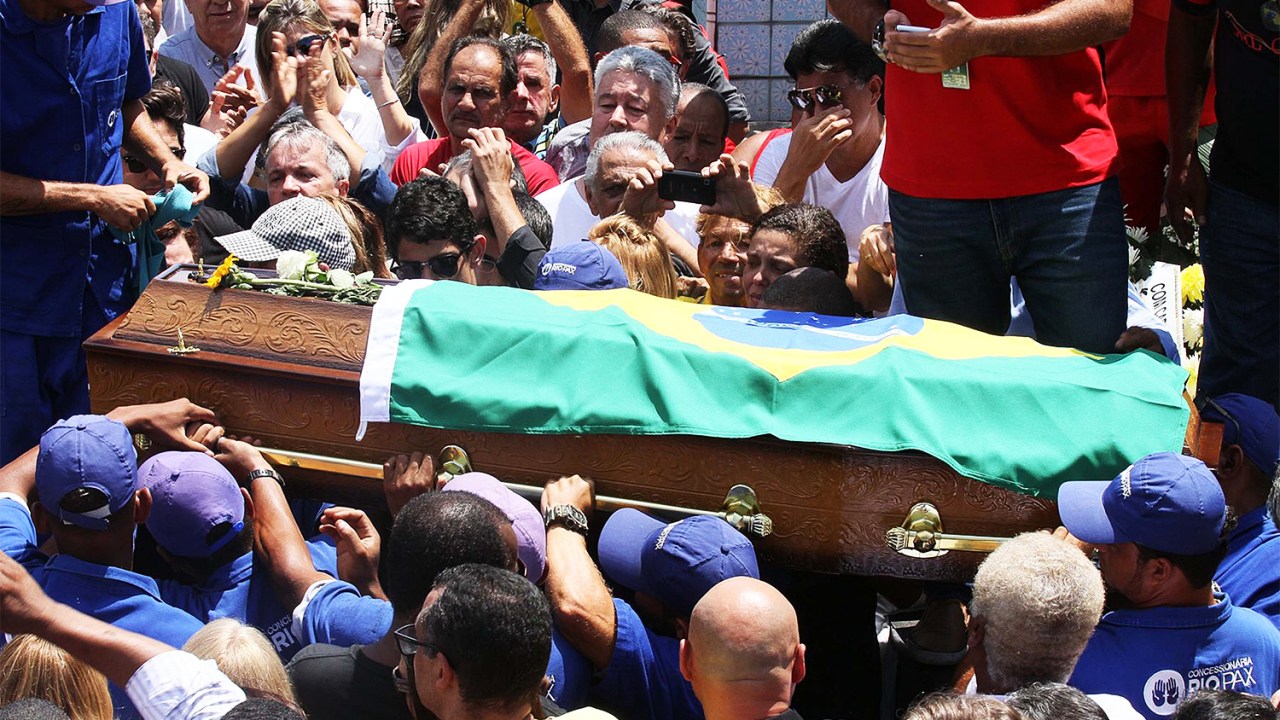 Corpo do ex-jogador Carlos Alberto Torres é sepultado no Cemitério de Irajá, no Rio de Janeiro (RJ) - 26/10/2016