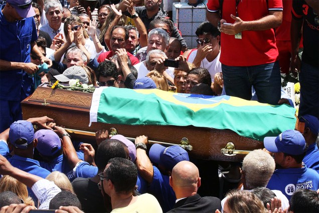 Corpo do ex-jogador Carlos Alberto Torres é sepultado no Cemitério de Irajá