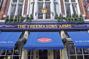 Fachada do pub 'Freemasons Arms', no Reino Unido, onde o futebol foi criado em 1836
