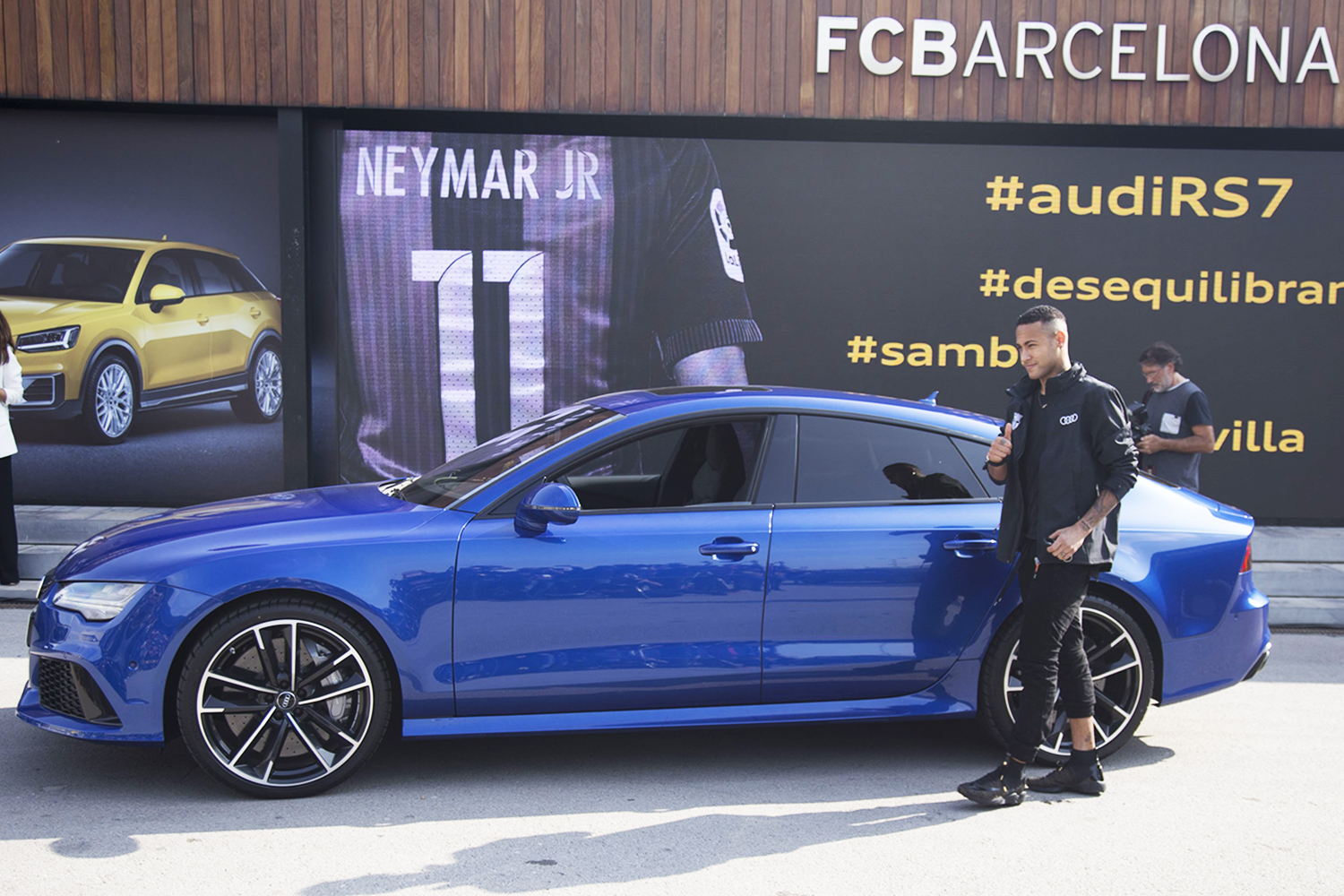 Audi entrega carros para jogadores do Barcelona O jogador do Barcelona, Neymar, recebe novo carro da Audi, no estádio Camp Nou - 27/10/2016