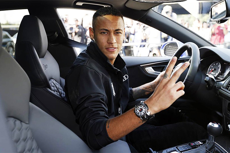 O jogador do Barcelona, Neymar, recebe novo carro da Audi, no estádio Camp Nou - 27/10/2016