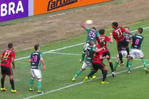 Zagueiro do Palmeiras toca a mão na bola, em partida contra o Sport