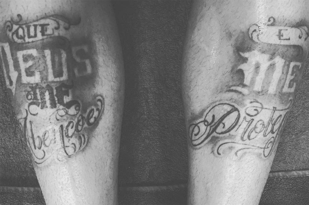 Neymar exibe novas tatuagens nas pernas