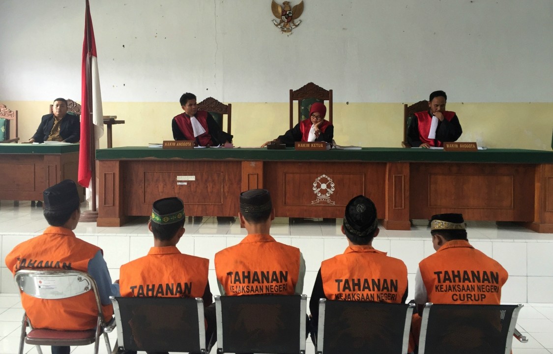 Cinco homens sentam em frente ao júri que os condenou pelo estupro de uma menina de 14 anos, na Indonésia