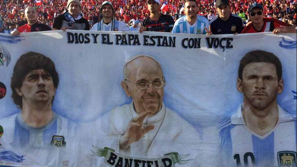 Faixa em jogo da Argentina, com Maradona, papa Francisco e Messi