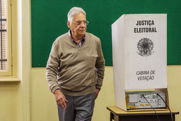 O ex-presidente da República, Fernando Henrique Cardoso vota no colégio Sion, no bairro de Higienópolis, em São Paulo (SP) -02-10-2016