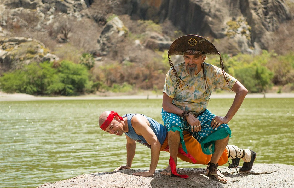 Aluízio Li (Edimilson FIlho) e Chinês (Falcão) em cena do filme "O Shaolin do Sertão"