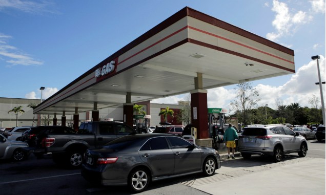 Americanos fazem fila para abastecer seus carros e deixar a cidade de Coral Springs, na Flórida
