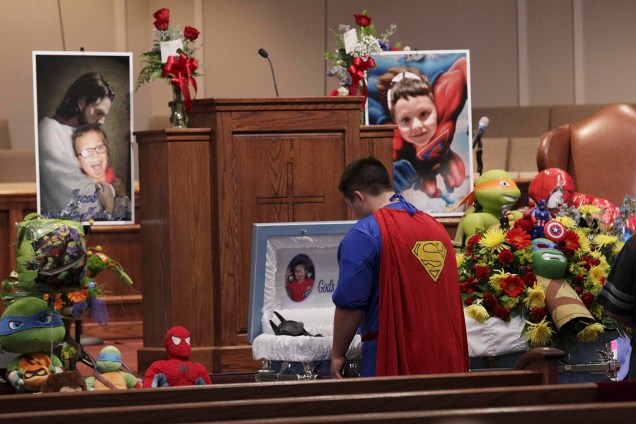 Garoto Jacob Hall, morto em um tiroteio na sua escola, ganha funeral com tema de super-heróis