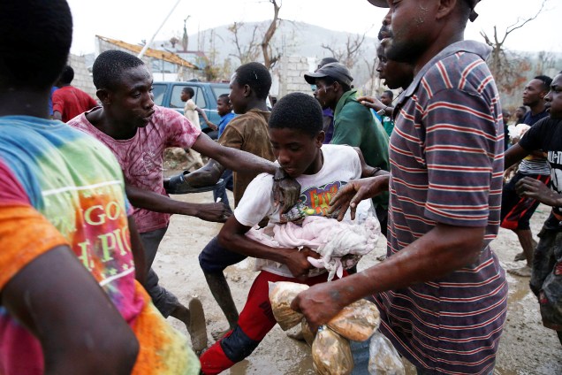 Pessoas brigam por comida no Haiti após a passagem do furacão Matthew , Haiti - 15-10-2016