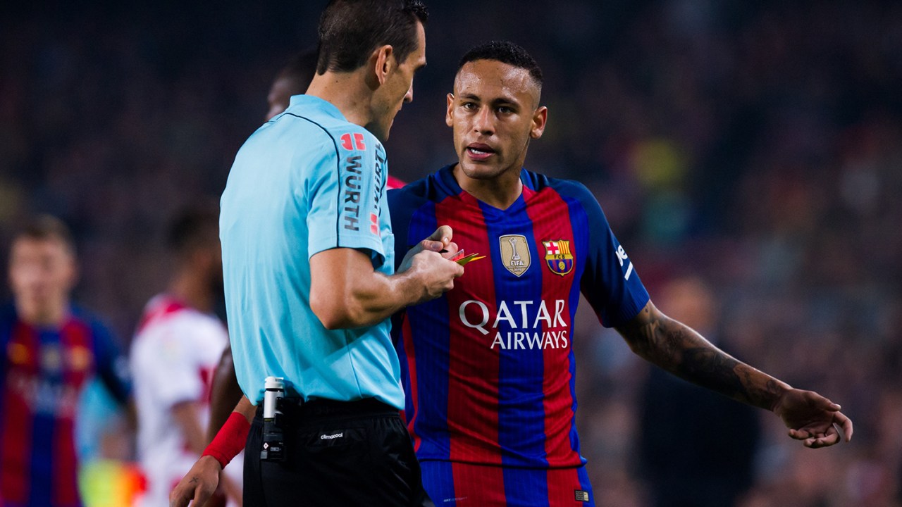Neymar discute com juiz durante partida entre os clubes Barcelona e Granada, no estádio do Camp Nou em Barcelona, Espanha