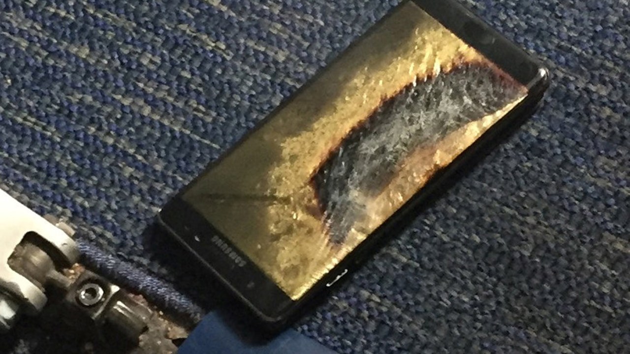Samsung Note 7 pegou fogo em avião