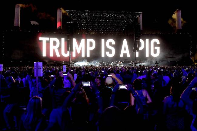 Roger Waters coloca letreiro com os dizeres "Trump is a Pig" (Trump é um porco) durante show no Desert Trip Festival, na Califórnia